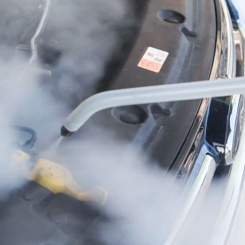 Pulizia a vapore del vano motore dell'auto con i pulitore a vapore per l'autolavaggio di tpa impex